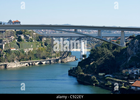 Il y a une vue sur le fleuve Douro est jusqu'à partir de la Ponte Dom Luis 1 pont avec Ponte Infante Dom Henrique de mondes derrière Banque D'Images