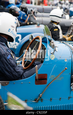 Un groupe de Bugatti Type 35 voitures préparer à conduire à un événement de la montagne. Le constructeur automobile français a été connu pour les deux Banque D'Images