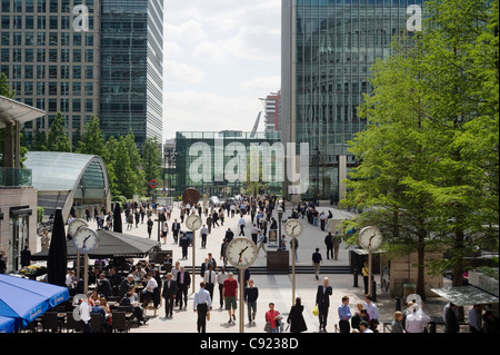 L'entrée de la station Canary Wharf avec les restaurants dans les Docklands de Londres. Cette station de métro est sur Banque D'Images