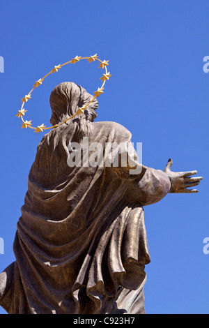 Retour de la statue de la Vierge Marie avec un halo d'or situé en face de l'église de Mosta l'église de l'assomption de Banque D'Images