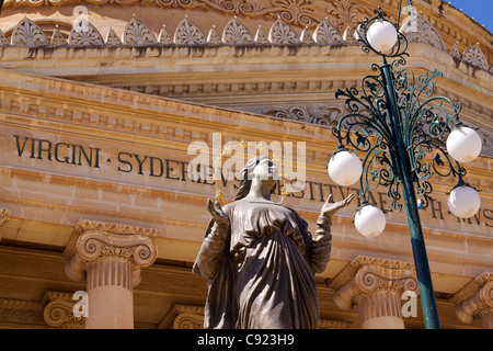 Statue de la Vierge Marie avec un halo d'or situé en face de l'église de Mosta construite en 1833 à une conception par l'architecte Banque D'Images