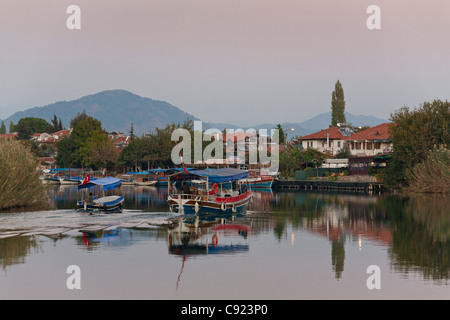 Maisons au bord de la rivière Dalyan dans Muğla Province Turkey Banque D'Images