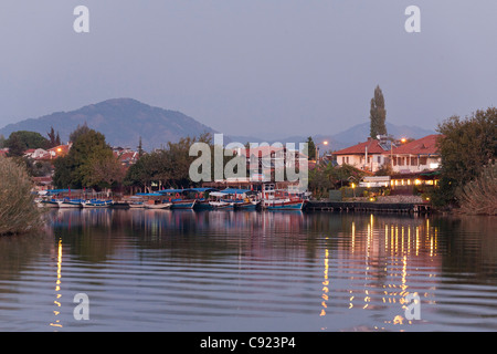 Maisons au bord de la rivière Dalyan dans Muğla Province Turkey Banque D'Images