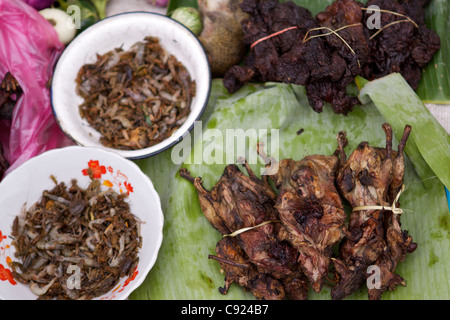 Les rats cuits et de bols de crevettes rivière affiche sur feuilles de palmier pour vendre au marché alimentaire de tôt le matin à Luang Banque D'Images