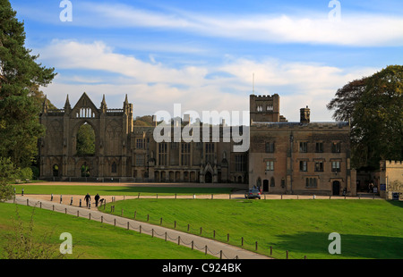 Abbaye de Newstead et avant de l'ouest de l'église prieurale médiévale. L'abbaye médiévale est connue pour ses associations avec Lord Byron. Banque D'Images