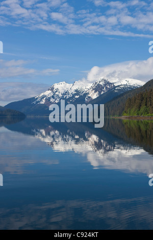 Les nuages reflètent dans les eaux calmes du Canal de l'île Seymour, l'amirauté, la Forêt nationale de Tongass, Alaska, l'Alaska, l'île d'Aubaine Banque D'Images