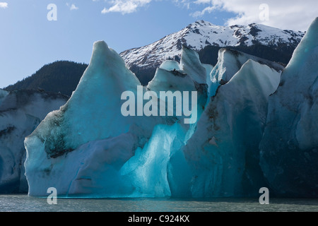 Soleil brille à travers le visage ou terminus de Mendenhall Glacier sur Mendenhall Lake dans l'Alaska, près de la forêt Tongass Juneau, Alaska Banque D'Images