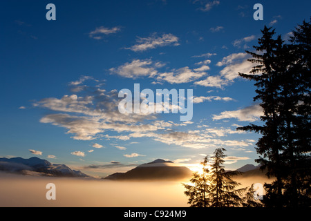 Les basses terres des couvertures de brouillard au lever du soleil sur l'île Douglas près de Juneau, la Forêt Nationale Tongass, Inside Passage, Alaska, Winter Banque D'Images