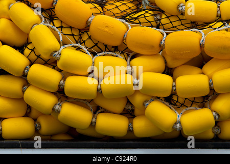 Bouchons de couleur jaune vif et de la pêche commerciale à la senne empilés sur le pont d'un navire en Auke Bay, près de Juneau, Alaska, l'été Banque D'Images
