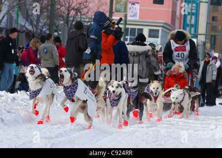 Go Jones mushes 4e avenue vers le bas au cours de la cérémonie de départ de l'Iditarod 2011, Anchorage, Southcentral Alaska, Winter Banque D'Images