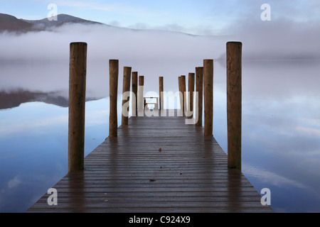 Brume sur une jetée en bois avec Derwentwater, près de Keswick, North West England, UK Banque D'Images