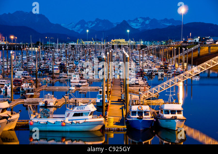 Crépuscule sur le port de Homer petit bateau avec montagnes Kenai en arrière-plan, Southcentral Alaska, l'été Banque D'Images