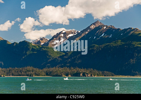 Sport Fishing Charter bateaux dans Kachemak Bay avec les montagnes Kenai et Sadie pic dans l'arrière-plan, de l'Alaska Banque D'Images