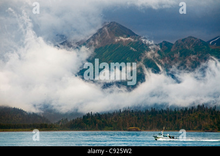 Charte de la pêche sportive en bateau Kachemak Bay avec le brouillard enshrouded Montagnes Kenai en Alaska, l'arrière-plan Banque D'Images