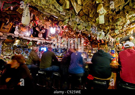 Une vue de l'intérieur de la clientèle et décor de la célèbre salé Dawg Saloon sur l'Homer Spit, péninsule de Kenai, Alaska Banque D'Images