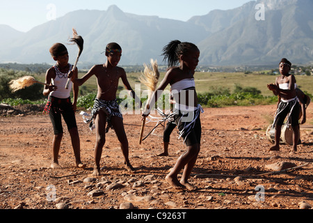 Les enfants de la tribu Xhosa danser dans le canton à Swellendam. Banque D'Images