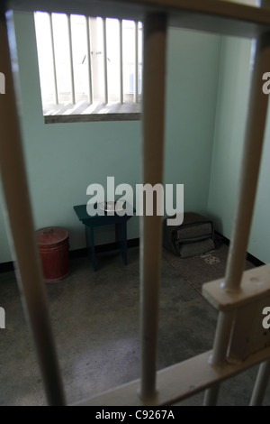 La cellule à la prison de Robben Island où Nelson Mandela a passé des années en prison pendant l'apartheid. Banque D'Images