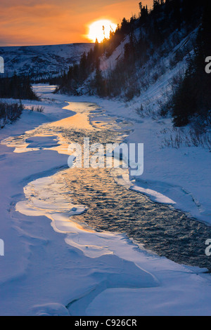 Scenic coucher du soleil en hiver sur Phelan Creek aux côtés de l'intérieur de l'Alaska, Richardson Highway Banque D'Images