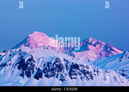 Voir l'aube de l'alpenglow sur le Nord et Sud sommets du Mont McKinley, vu de l'état de vue du Parc de Denali, Alaska Banque D'Images