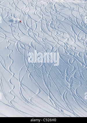 Ski alpin et ski de fond sur une pente enneigée, la station de ski Alyeska, Glacier Bol head wall, Southcentral Alaska, Winter Banque D'Images