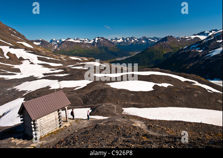 Vue panoramique de randonneurs à l'Harding Icefield Glacier sortie donnant sur l'abri, Kenai Fjords National Park, Alaska Banque D'Images