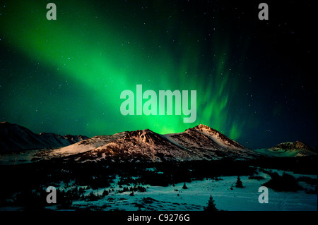 Le Northern Lights sur Wolverine pic dans la Chugach State Park près de col Powerline, Anchorage, Southcentral Alaska, Winter Banque D'Images