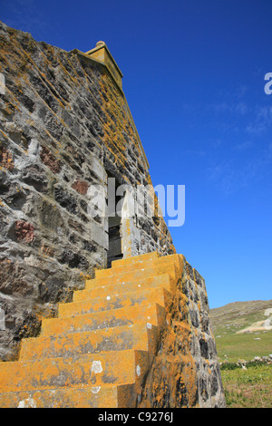 Les étapes conduisant la ruine d'une église en pierre abandonnée sur l'île de Mingulay dans les Hébrides extérieures. Banque D'Images