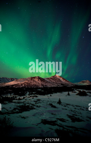 Le Northern Lights sur Wolverine pic dans la Chugach State Park près de col Powerline, Anchorage, Southcentral Alaska, Winter Banque D'Images