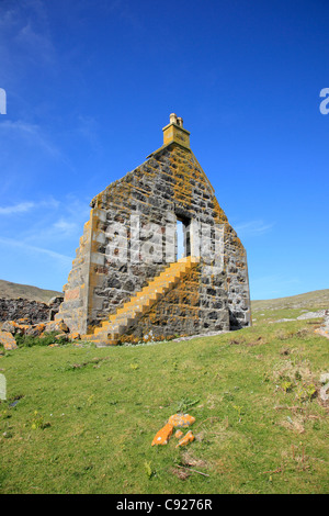 Les étapes conduisant la ruine d'une église en pierre abandonnée sur l'île de Mingulay dans les Hébrides extérieures, en Écosse. Banque D'Images