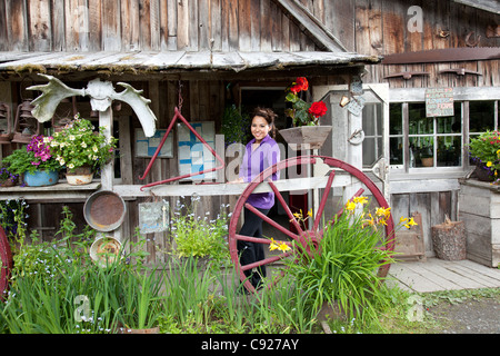 Une jeune femme Inupiat tours l'Crow Creek près de Girdwood, Southcentral Alaska, l'été Banque D'Images