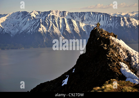 Couple stand sur le sommet de la crête d'oiseaux en parc d'état de Chugach, avec la pittoresque Montagnes Chugach et dans l'arrière-plan, de l'Alaska Banque D'Images