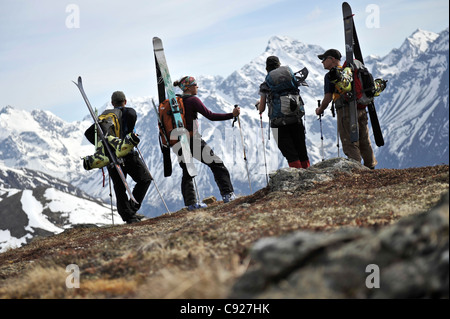 Groupe de randonneurs se tenir sur une crête de Raina surplombant les montagnes Chugach, Alaska Banque D'Images