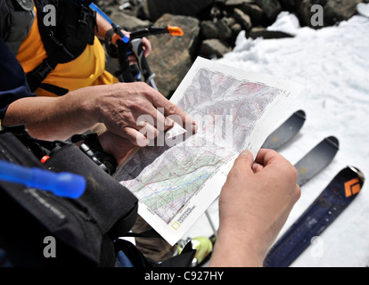 Deux randonneurs examiner une carte pour naviguer jusqu'à l'automne, l'eau de la vallée du ruisseau North Fork Eagle River, Alaska Banque D'Images