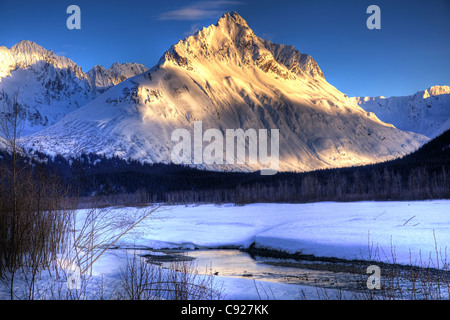 Coucher du soleil d'hiver sur les montagnes de Chugach juste à l'extérieur de Valdez avec Lowe River au premier plan, Southcentral Alaska, HDR Banque D'Images