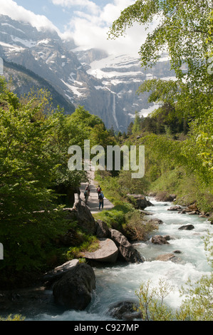 Vue vers le Cirque de Gavarnie Gavarnie et la rivière. Parc National des Pyrénées, les Pyrénées. Banque D'Images