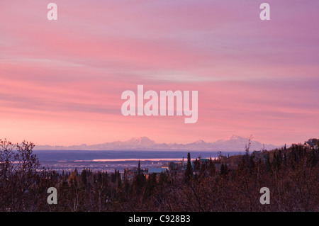 Vue du coucher de Mt. Foraker, Mt. Hunter et Mt. McKinley voir l'ensemble de Cook Inlet, Anchorage, Southcentral Alaska, automne Banque D'Images