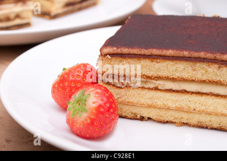 Tiramisu - Partie de l'Italien dessert sur assiette blanche Banque D'Images