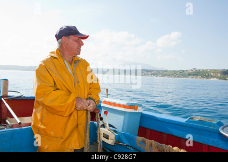 Le choc dans des filets de pêcheurs sur le bateau Banque D'Images