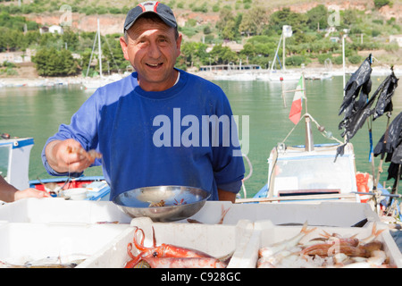 Vente de poisson frais pêcheur Banque D'Images