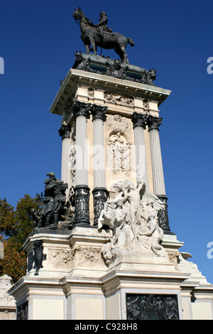 Statue d'Alfonso XII à cheval sur une colonne commandée en 1922 par la mère d'Alfonso et conçu par JoseÃÂ les herbes y Banque D'Images