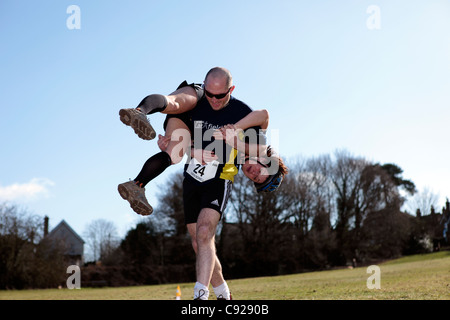 La femme l'exercice annuel excentrique courses tenues sur un week-end en mars, à l'Nower, Dorking, Surrey, Angleterre Banque D'Images