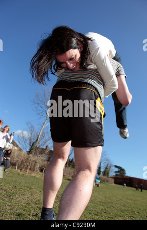 La femme l'exercice annuel excentrique courses tenues sur un week-end en mars, à l'Nower, Dorking, Surrey, Angleterre Banque D'Images