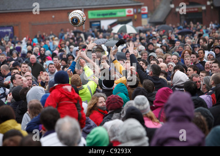 L'assemblée annuelle des Jours gras Royal match de football qui a eu lieu sur 2 jours sur Mardi Gras et le mercredi des cendres à Ashbourne, dans le Derbyshire, Angleterre Banque D'Images