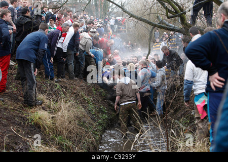 L'assemblée annuelle des Jours gras Royal match de football qui a eu lieu sur 2 jours sur Mardi Gras et le mercredi des cendres à Ashbourne, dans le Derbyshire, Angleterre Banque D'Images