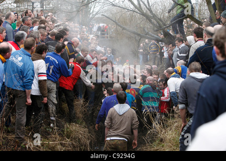 L'assemblée annuelle des Jours gras Royal match de football qui a eu lieu sur 2 jours sur Mardi Gras et le mercredi des cendres à Ashbourne, dans le Derbyshire, Angleterre Banque D'Images