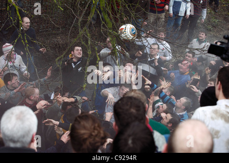 L'assemblée annuelle des Jours gras Royal match de football qui a eu lieu sur 2 jours sur Mardi Gras et le mercredi des cendres à Ashbourne, dans le Derbyshire, Angleterre Banque D'Images