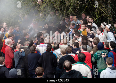 L'assemblée annuelle des Jours gras Royal match de football qui a eu lieu sur 2 jours sur Mardi Gras et le mercredi des cendres à Ashbourne, dans le Derbyshire, Angleterre Banque D'Images