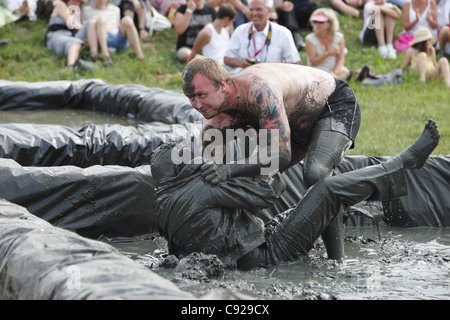 Les Championnats annuels excentrique de la boue, tenue à La plaine du festival des jeux, fin de juillet à Thorney, Somerset, Angleterre Banque D'Images