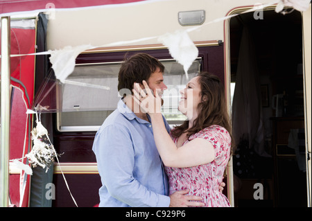 Remorque à l'extérieur couple hugging Banque D'Images