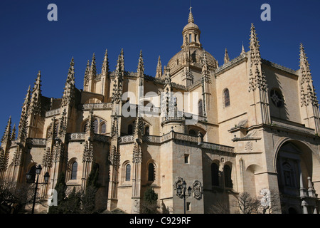 La cathédrale de Ségovie est un édifice religieux catholique romain construit en style gothique tardif qui se dresse sur la place principale de la ville Banque D'Images